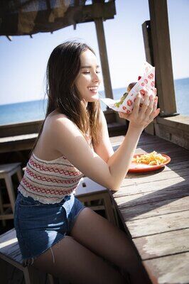 格闘技RIZIN公式アンバサダーのくるみがランジェリー＆青の水着姿を披露した1st写真集を発売！