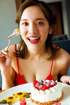 高級ホテルで、セクシーな“オトナまる”披露！ 都丸紗也華が『FLASH』で誕生日グラビア掲載、表紙は『ミスFLASH』ファイナリスト10人が登場