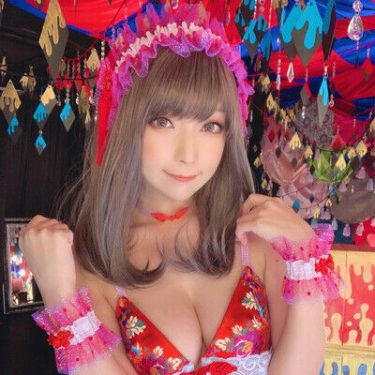 コスプレイヤー宮本彩希が全身真っ赤なセクシー衣装で美バスト＆美脚披露！