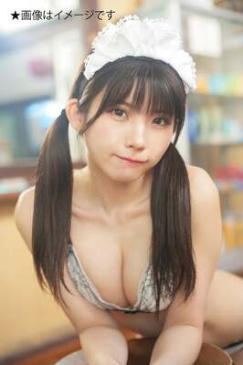 えなこ、セクシーなメイド姿で美谷間披露wwwwwwwwww