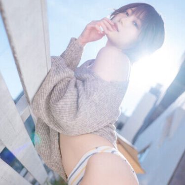 コスプレイヤー篠崎こころが、茶髪ショートでセクシー下半身ショットを披露！