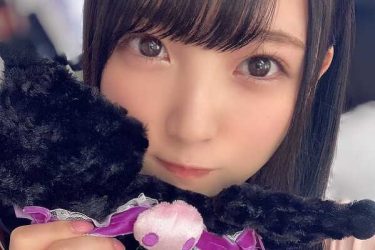 由良ゆら、大好きなクロミと2ショット　ビキニのチラ見せも忘れず！