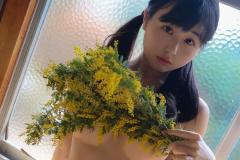 くりえみ、極限露出！ パンツ1枚のフェチ画像でファン翻弄wwwwwwwwww